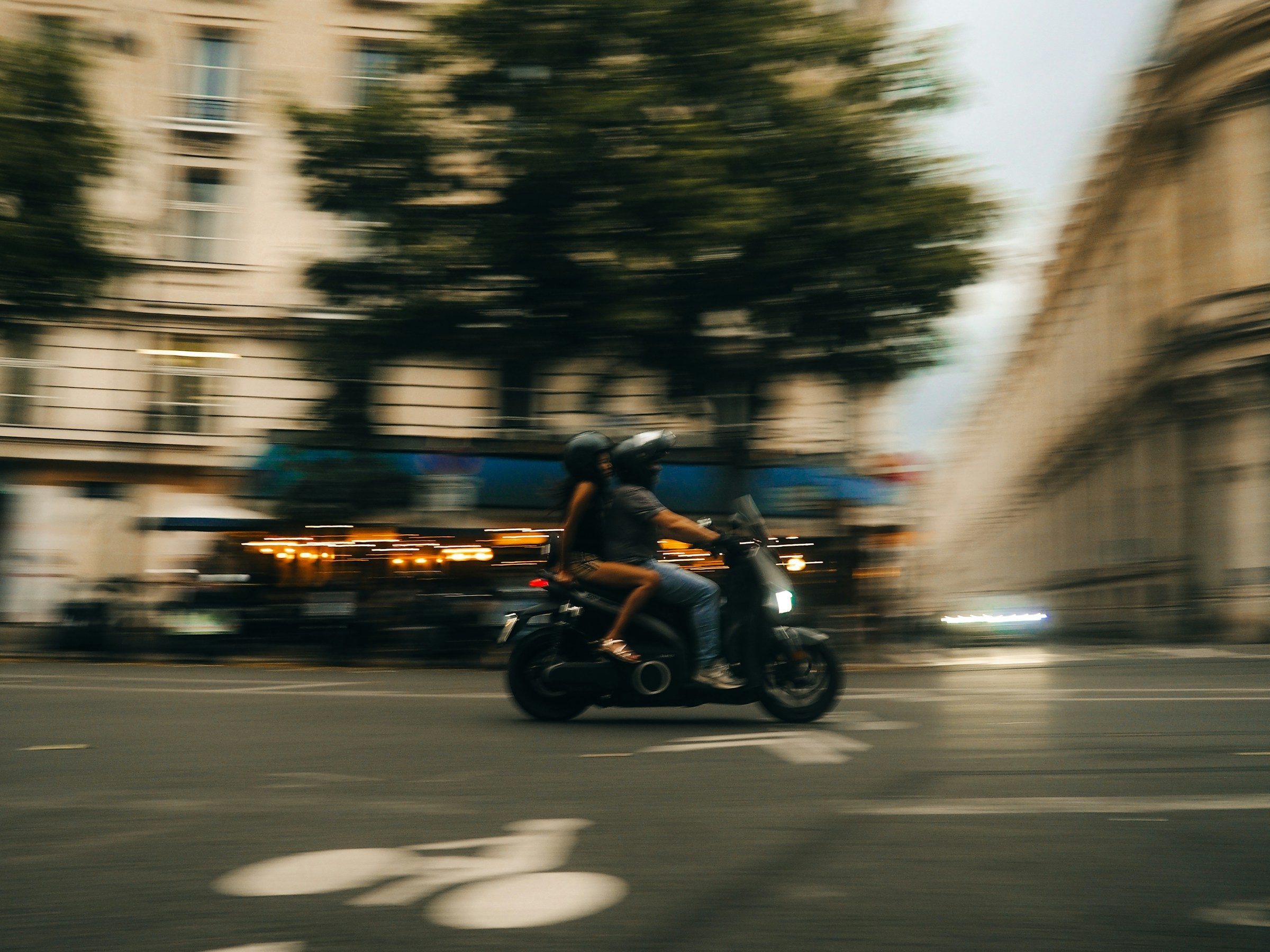 Motociclista en una calle de la ciudad