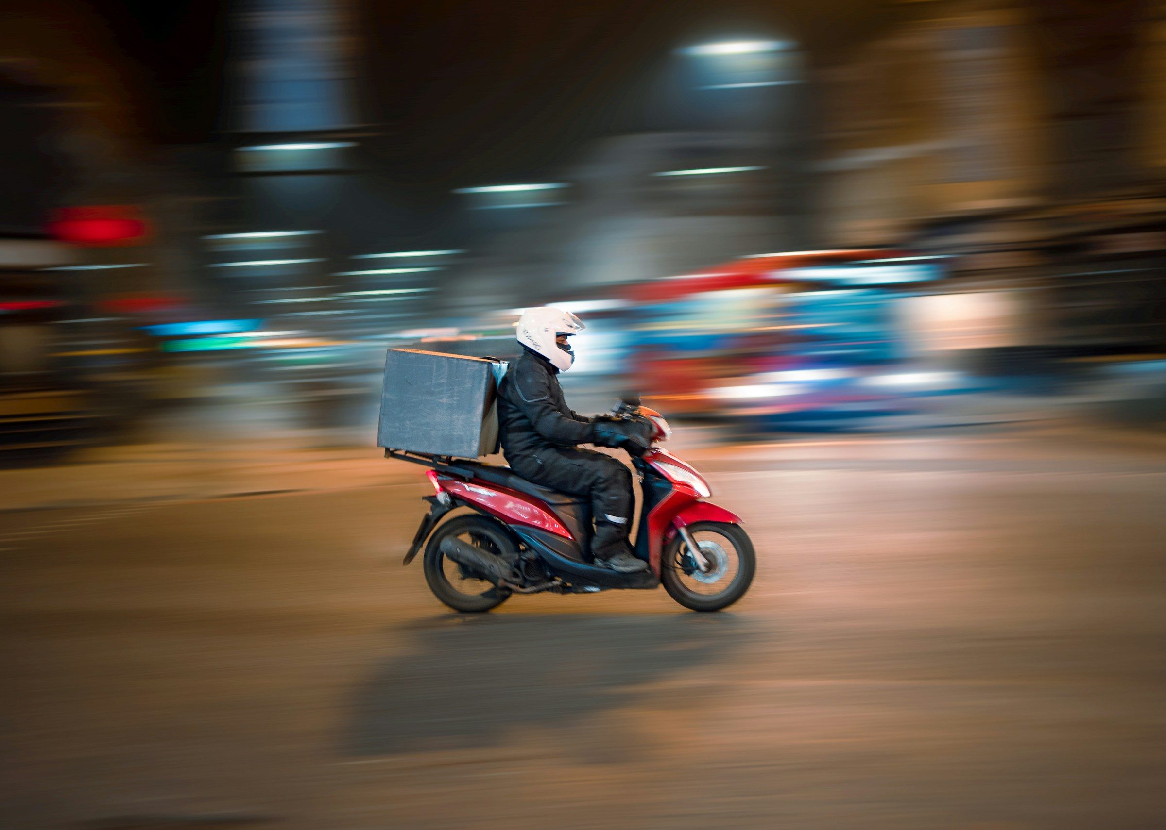 Motociclista trabajando en la ciudad